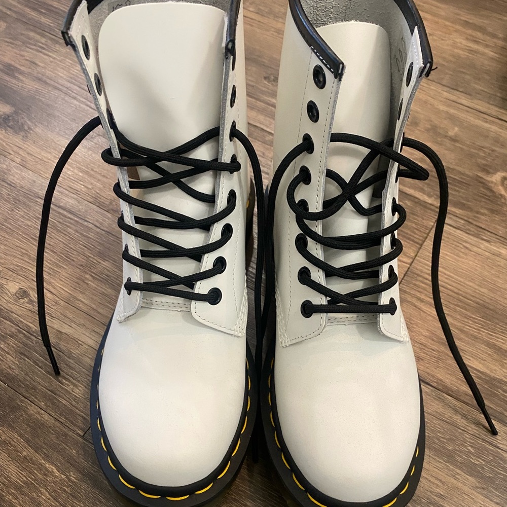 Never worn - White Dr. Martens